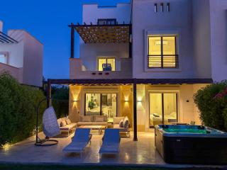 Ollystays-Heated Jacuzzi, Lagoon & Golf, Chic 4BR Townhouse - 0