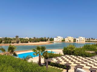 Ollystays-Heated Jacuzzi, Lagoon & Golf, Chic 4BR Townhouse - 8