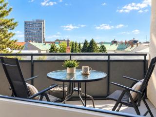 E2 Luxury OldTown Apt - 2x Parking, Foodstore, PCscreen, Netflix, Unlimited Music, Crib, BabyChair, FastWifi, Aircon - 5