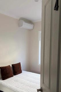 ROOM only 20mins to Airport, 5mins to station,no Kitchen use, ROOM only - 7