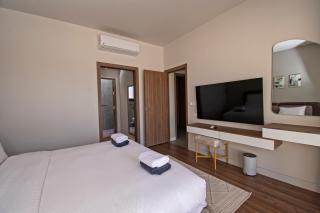 Ollystays-Heated Jacuzzi, Fanadir Marina Luxury 1BR, Walk to Kitesurf & Beach - 4