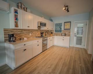 424C Modern Waterfront Escape - 1