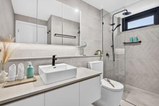 2BR Broadwater Views - Pool, Gym & Parking - 1