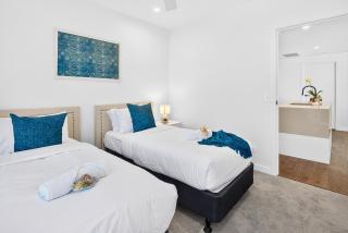 2BR Broadwater Views - Pool, Gym & Parking - 4