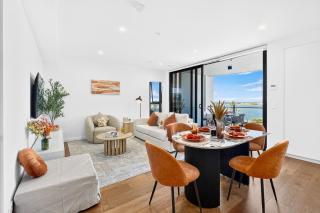 2BR Broadwater Views - Pool, Gym & Parking - 8