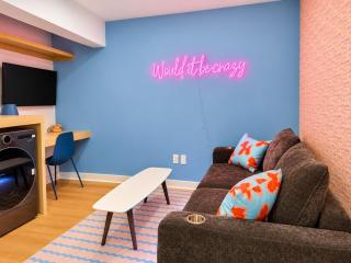 Modern 1BR Suite Sofa Bed Sleeps 4 - 7
