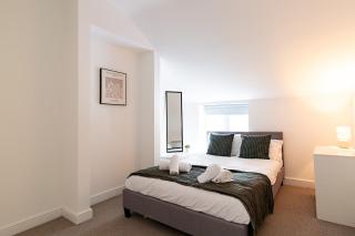 Spacious 3 bed / sleeps 8/ ideal for groups - 7