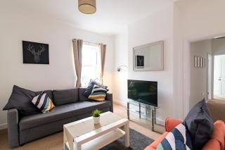 Spacious 3 bed / sleeps 8/ ideal for groups - 4