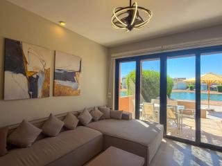 Ollystays Luxury Tawila 3BR Townhouse, Lagoon View, Shared Pool - 1