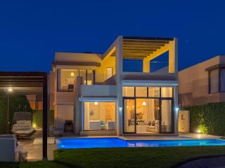 Stunning Tawila Lagoon Pool 4BR Villa, Nanny Room - 0