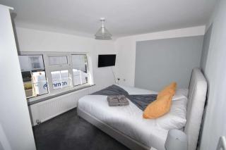 1 Bed apartment / free parking / castle donington - 1