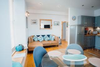 Lofty, elevated luxury apartment at Tenby Harbour - 9