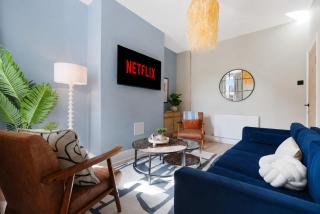 Stylish 4BR Sleeps 8 by Stay With Us - 3