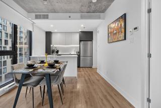 Elegant 2BR Griffintown Stay - Prime Location - 9