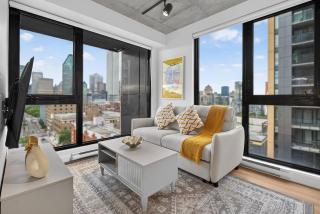 Elegant 2BR Griffintown Stay - Prime Location - 7