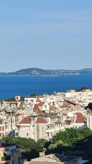 Bright SeaView Apartment - 1