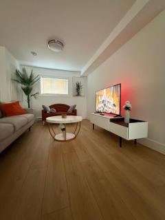 Modern 2BR Suite, Wifi, Workstation and Comfy Beds - 9