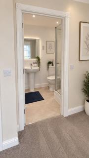 Spacious 3 Bed, Sleeps 6, Parking, Contractors - 6