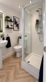 Spacious 3 Bed, Sleeps 6, Parking, Contractors - 1