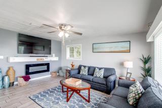 Game Room & Hot Tub! Bayfront Family Gem - 7