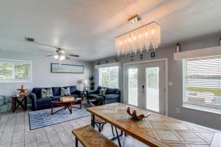 Game Room & Hot Tub! Bayfront Family Gem - 6