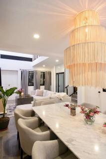 Peace and Comfort, Spacious House for 16 plus Guests - 9