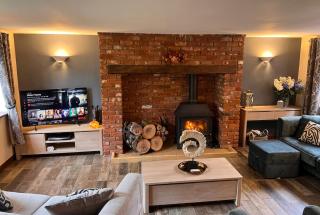 Barn Cottage, Welford - Hot-tub, Log Fire & Parking - 1