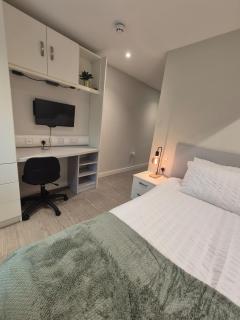 Central Plymouth 5BR apartment with En-suites - 2