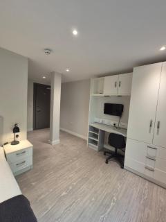 Central Plymouth 5BR apartment with En-suites - 2