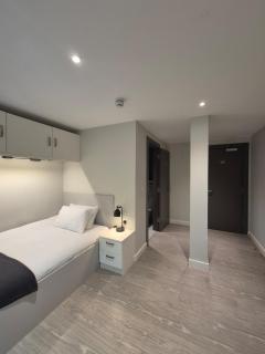 Central Plymouth 5BR apartment with En-suites - 7