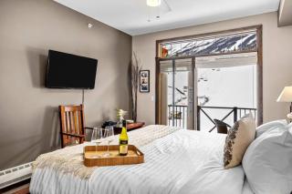 Golden Alpine Hideaway - Studio, Hot tub and Ski-in out - 3