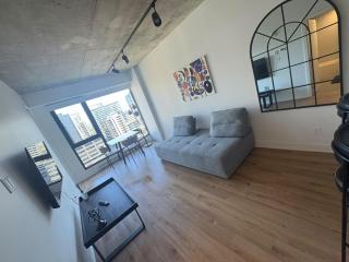 Chic 1BR Retreat in Griffintown - Old Port Nearby - 0