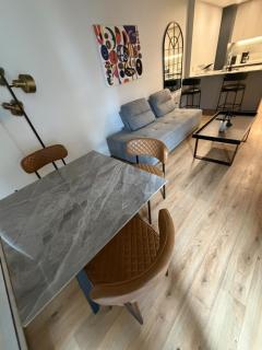Chic 1BR Retreat in Griffintown - Old Port Nearby - 4