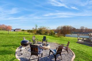 Peaceful Farmhouse Sleeps 6 Fire Pit Grill - 0