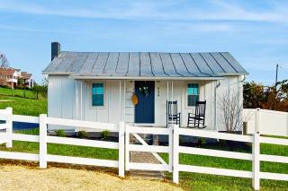 Peaceful Farmhouse Sleeps 6 Fire Pit Grill - 9