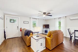 Peaceful Farmhouse Sleeps 6 Fire Pit Grill - 8