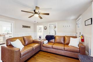 Peaceful Farmhouse Sleeps 6 Fire Pit Grill - 4