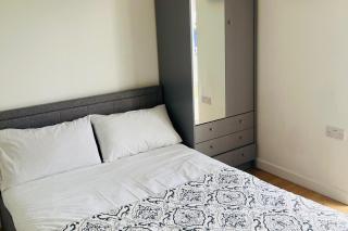 Studio Sleeps 2 with Garden and Free Parking - 8