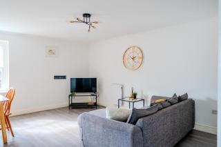 stylish 2-Bed Flat 3 in Reading Central - 1