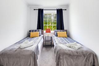 stylish 2-Bed Flat 3 in Reading Central - 7