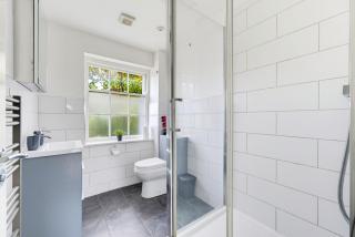 stylish 2-Bed Flat 3 in Reading Central - 5