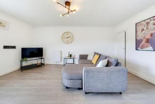 stylish 2-Bed Flat 3 in Reading Central - 4