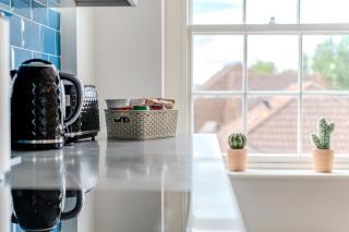 stylish 2-Bed Flat 3 in Reading Central - 1