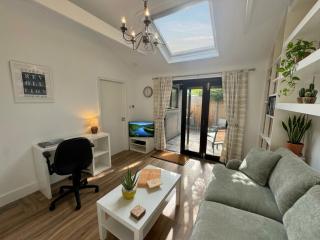 Stunning 1 Bed with Patio Near Addenbrooke's - 8