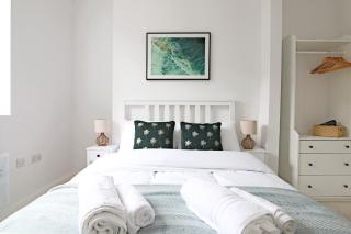 Spacious 2 Bed apartment / Patio / City Centre - 2