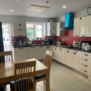 Spacious double room , Room 4 , fast WiFi ,2 room shared toilet - 4