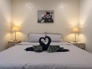 Modern 2 Bedroom Apartment in Adelaide CBD at the Balfours with Pool & Free Parking - 8