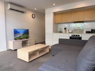 Modern 2 Bedroom Apartment in Adelaide CBD at the Balfours with Pool & Free Parking - 7