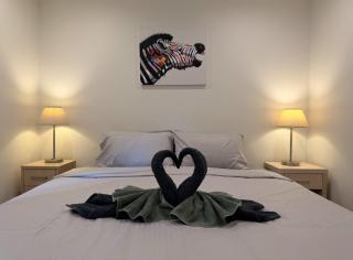 Modern 2 Bedroom Apartment in Adelaide CBD at the Balfours with Pool & Free Parking - 2