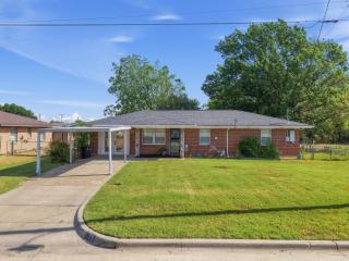 Cozy Terrell Home w Fenced Yard and Fast WiFi - 9